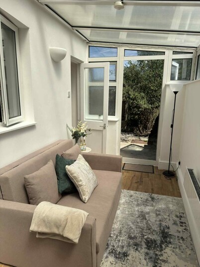 Botanica convenient centre stay free parking / 2 private gardens