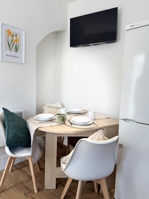 Dining - Botanica convenient centre stay free parking / 2 private gardens (swindon)