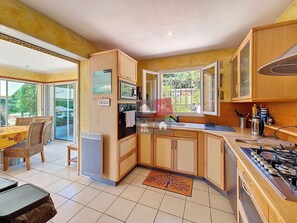 Kühlschrank, Mikrowelle, Ofen, Geschirrspüler