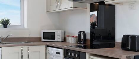 Microondas, horno, placa de cocina, lavavajillas