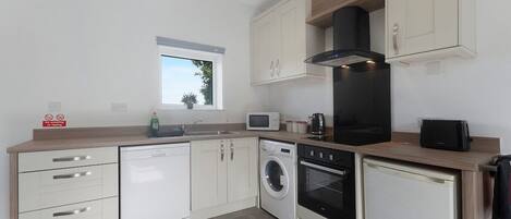 Microondas, horno, placa de cocina, lavavajillas