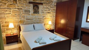 2 habitaciones, tabla de planchar con plancha, wifi y ropa de cama