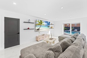 บ้านพัก, 3 ห้องนอน, นำสัตว์เลี้ยงเข้าได้, หันหน้าสู่ทะเล | บริเวณนั่งเล่น | สมาร์ททีวี 55 นิ้ว พร้อมช่องดิจิตอล