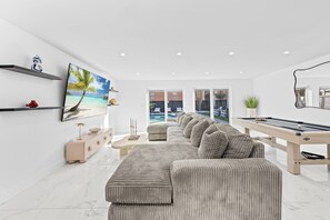 ハウス 3 ベッドルーム ペットとの宿泊可 海側 | リビング エリア | 55 インチのスマートテレビ (デジタル放送視聴可)