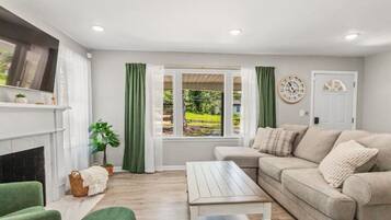 Een smart-tv en een open haard