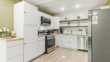 Een koelkast, een magnetron, een oven, een kookplaat