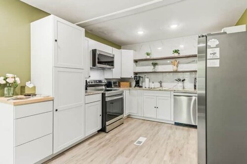 Renovated 4B Home - 3 miles to campus!