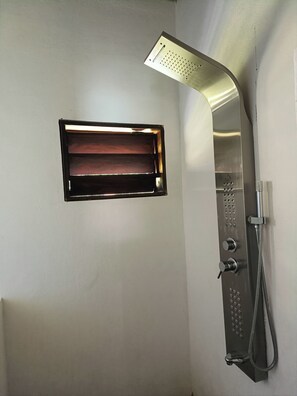 Suihku, pyyhkeet, saippua, vessapaperi