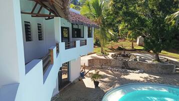 Vista frontal de la propiedad