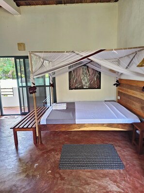 In-room safe, soundproofing, iron/ironing board, free WiFi