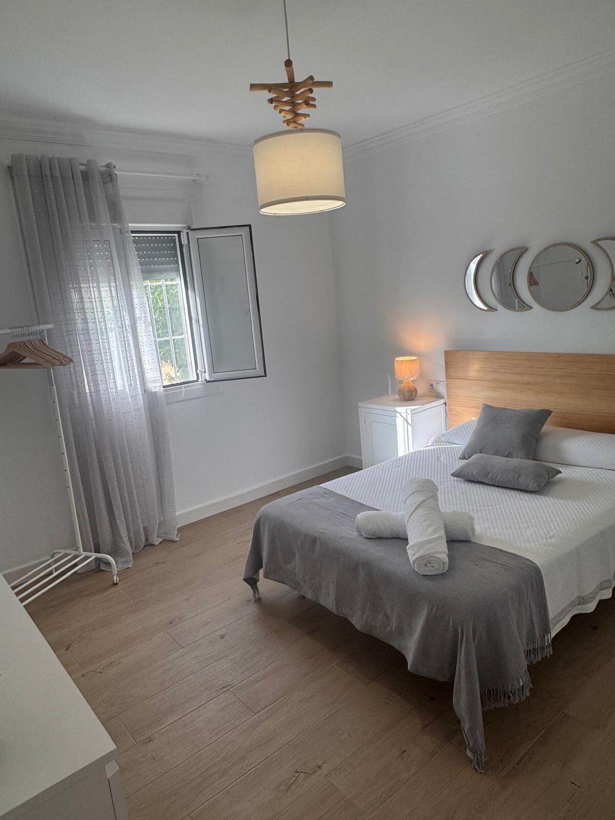 3 slaapkamers, een strijkplank/strijkijzer, wifi, beddengoed