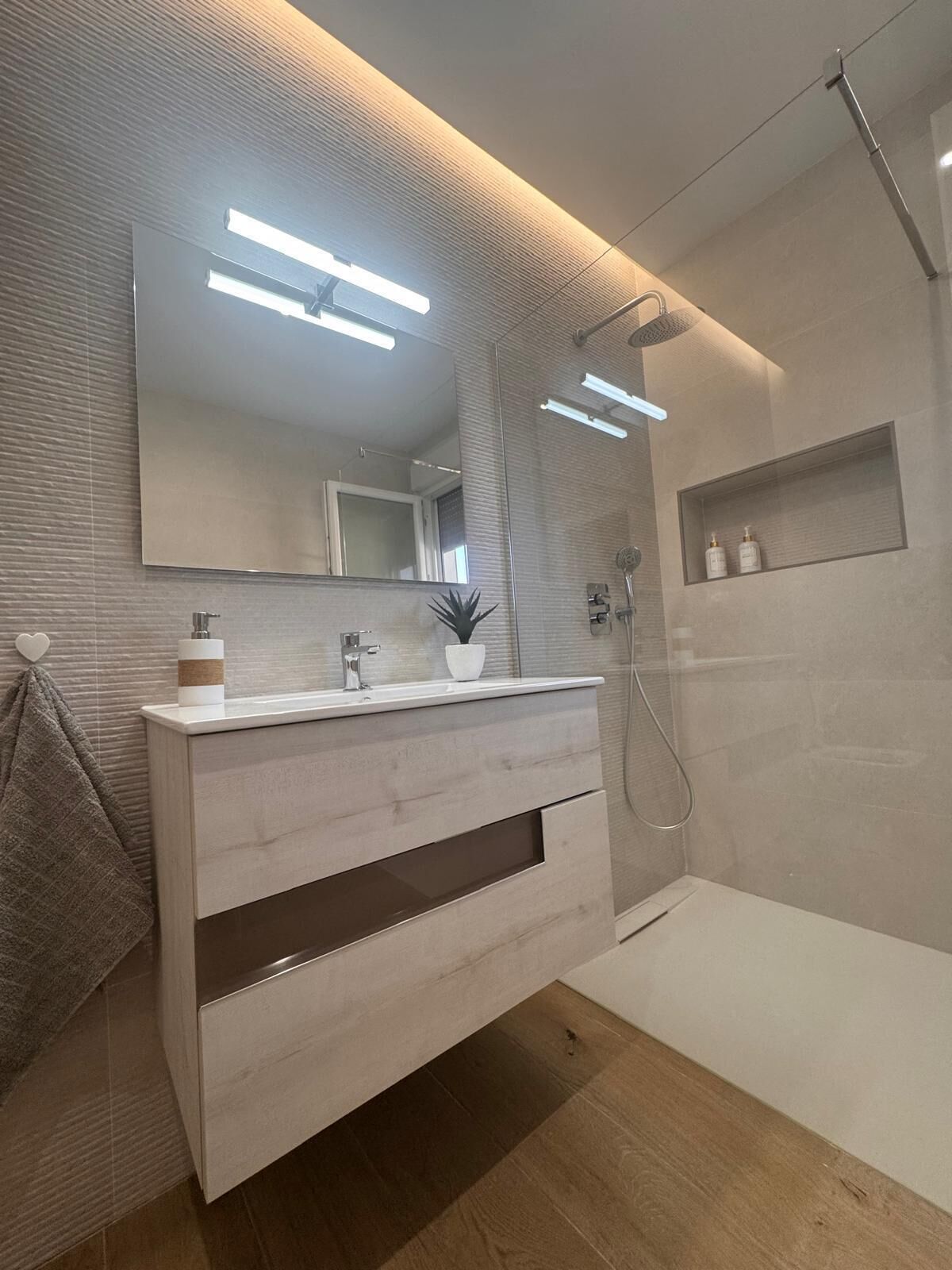 Een douche, een haardroger, handdoeken, zeep