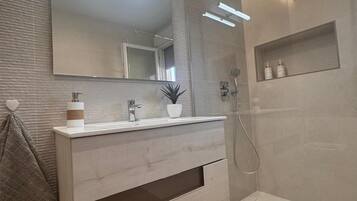 Een douche, een haardroger, handdoeken, zeep