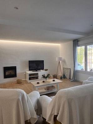 Een smart-tv en een open haard