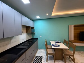 Refrigerador, microondas, placa de cocina, utensilios de cocina