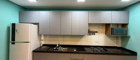 Family Loft, Balcony, Courtyard View | Private kitchen | Fridge, microwave, stovetop, cookware/dishes/utensils