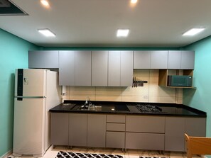 Refrigerador, microondas, placa de cocina, utensilios de cocina