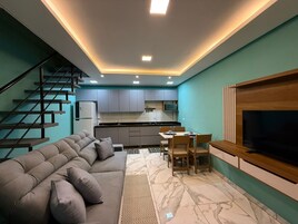 Loft família, sacada, vista para o pátio | Sala de estar