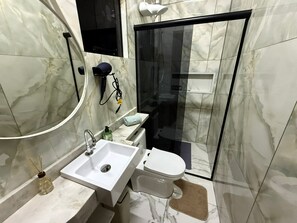 Ducha, secador de pelo, toallas, jabón