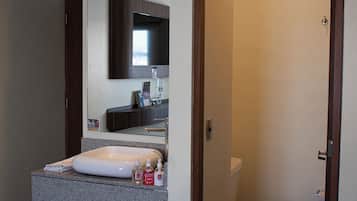 Comfort Double Room, Courtyard View | Bathroom | Towels