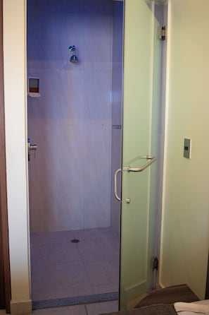Quarto casal conforto, vista para o pátio | Banheiro | Toalhas de banho