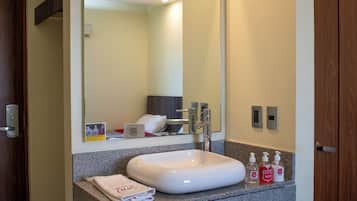 Comfort Double Room, Courtyard View | Bathroom | Towels