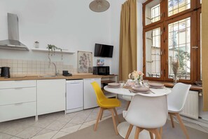 Fridge, microwave, stovetop, dishwasher