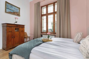 1 habitación, tabla de planchar con plancha, cuna de viaje y wifi 