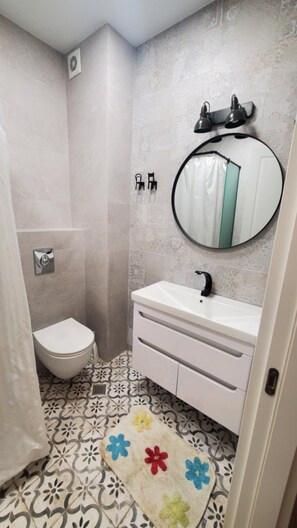 Dusche, Haartrockner, Handtücher, Seife