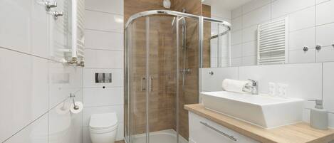 Dusche, Haartrockner, Handtücher, Shampoo