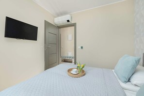 Iron/ironing board, travel cot, WiFi, bed sheets