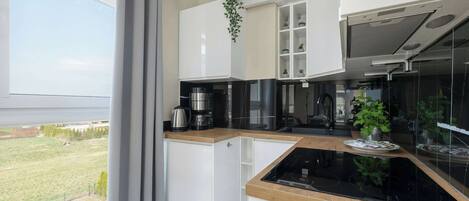 Jääkaappi, mikroaaltouuni, liesi, astianpesukone