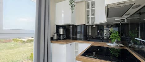 Cafetière-théière, réfrigérateur, four à micro-ondes, surface de cuisson