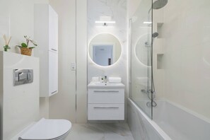 Shower, hair dryer, towels, shampoo