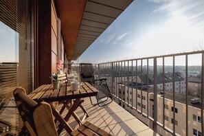Outdoor dining - Exceptional Apartment with Balcony by Noclegi Renters (Kraków)