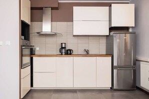 Refrigerador, horno, parrilla de estufa y lavavajillas 