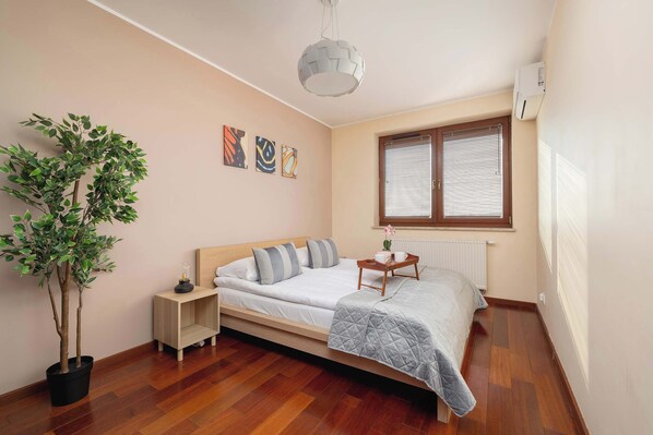 1 bedroom, desk, iron/ironing board, WiFi