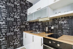 Fridge, oven, stovetop, coffee/tea maker