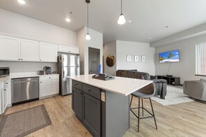 Mikrowelle, Ofen, Herdplatte, Geschirrspüler