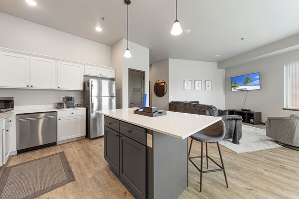 Microwave, oven, stovetop, dishwasher - Charming 2-bedroom/2 bath apartment with spa & fitness room amenities in Mankato (Mankato)