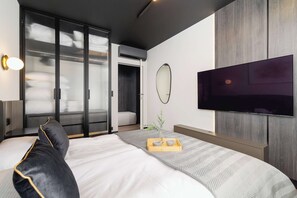 2 soverom, skrivebord, strykejern/-brett og reiseseng for barn