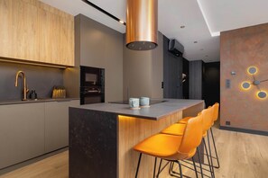 Kjøleskap, mikrobølgeovn, ovn og kokeplater