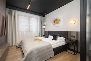 2 bedrooms, desk, iron/ironing board, travel cot - Elegant Apartment with 2 Bedrooms | Parking and Balcony (Kraków)