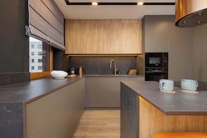 Fridge, microwave, oven, stovetop - Elegant Apartment with 2 Bedrooms | Parking and Balcony (Kraków)