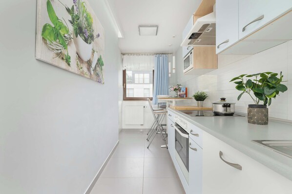 Kühlschrank, Mikrowelle, Ofen, Herdplatte