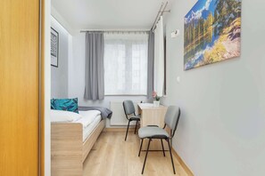 3 Schlafzimmer, Schreibtisch, Bügeleisen/Bügelbrett, WLAN