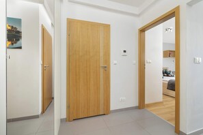 3 habitaciones, escritorio, tabla de planchar con plancha y wifi 