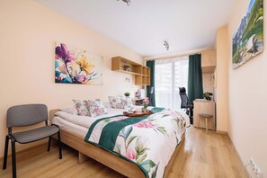 3 Schlafzimmer, Schreibtisch, Bügeleisen/Bügelbrett, WLAN