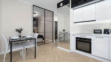 Fridge, oven, stovetop, dishwasher