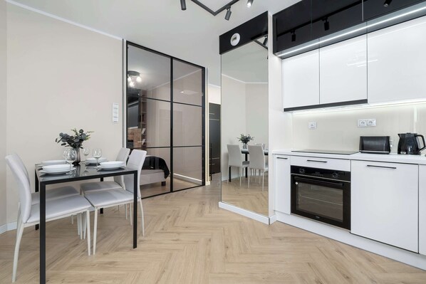 Fridge, oven, stovetop, dishwasher